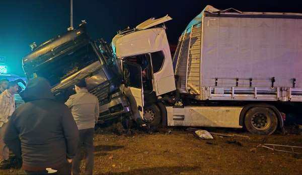 Amasya'da 2 tır kavşakta çarpıştı: 3 yaralı
