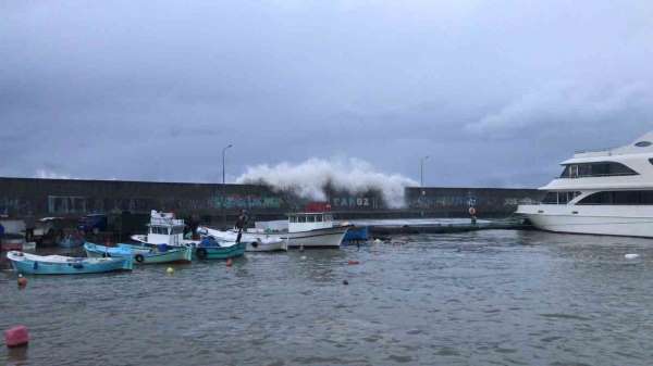 Faroz Limanı'nı dev dalgalardan korumak için 21 tonluk beton blokların dökümü sürüyor