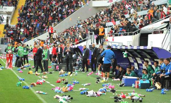 Gençlerbirliği taraftarları Gazzeli çocukları unutmadı