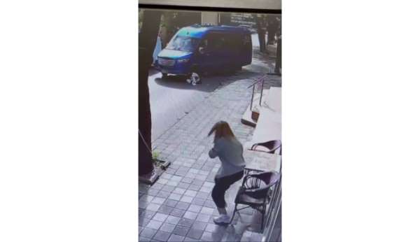 Maltepe'de yolun karşısına geçen kadına minibüs çarptı: Kaza anı kamerada