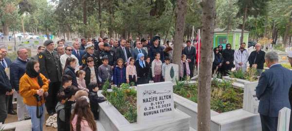Şehit Neşe öğretmen ve babası mezarı başında anıldı