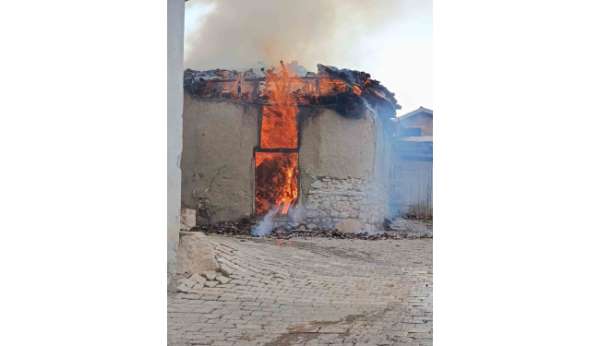 Tokat'ta çıkan yangında ev ve samanlık küle döndü