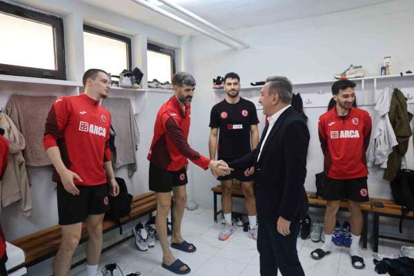 Başkan Dere'den maç öncesi Sungurlu Belediyespor ile Galatasaray Madeş Mobilya takımlarına ziyaret