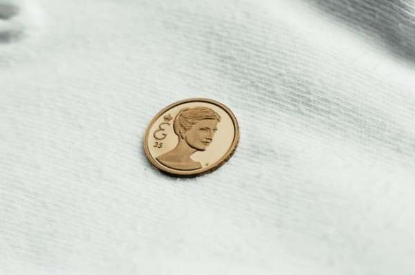 Belçika'da Prenses Elisabeth'in 25. yaşına özel altın hatıra parası ve posta pulu