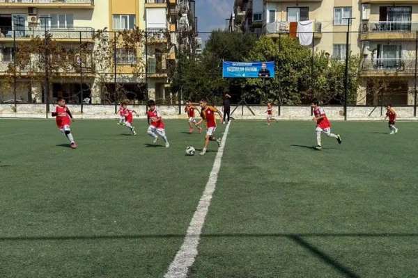 Efeler'de minik sporcular kıyasıya mücadele etti