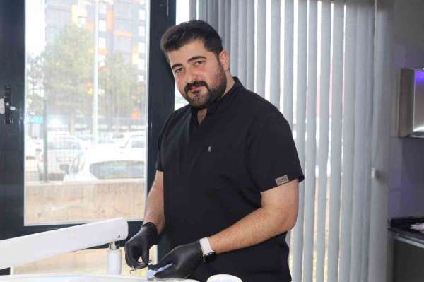 Fotoğraf çektirmek isteyenler hastası oluyor, Sivas'ta bir diş hekimi Eypio'ya benzerliği ile dikkat çekiyor