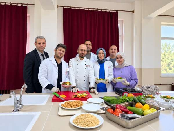 Ladik'te öğretmenler sağlıklı beslenmeyi mutfakta öğrendi