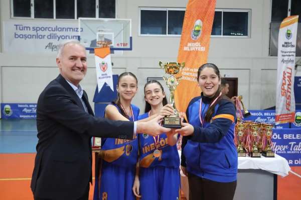 Sokak basketbolunda şampiyonlar kupalarını aldı