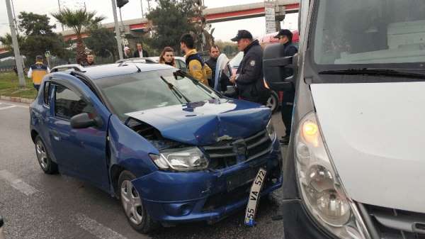 Samsun'da otomobili ile minibüs çarpıştı: 2 yaralı 