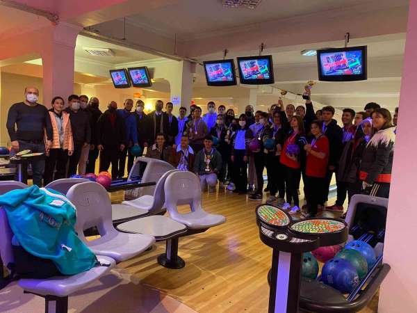 Bowling turnuvasına Manisa Ticaret Borsası Anadolu Lisesi damga vurdu