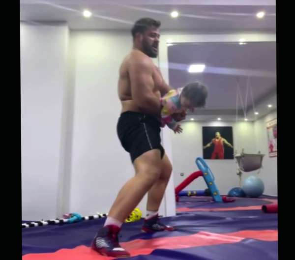 Milli güreşçi Rıza Kayaalp'in kızı ile gülümseten mücadelesi