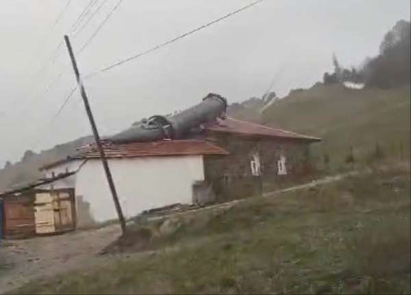 Amasya'da fırtına cami minaresini devirdi, kopan çatıyı bomba patladı zannettiler