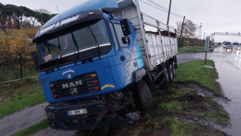 Samsun'da kamyon ile otomobil çarpıştı: 2 yaralı