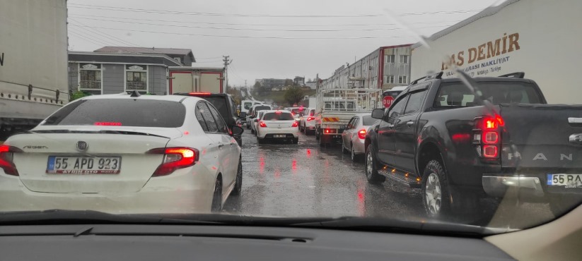 Samsun'da Yeşilkent Kavşağı sürücüleri canından bezdirdi