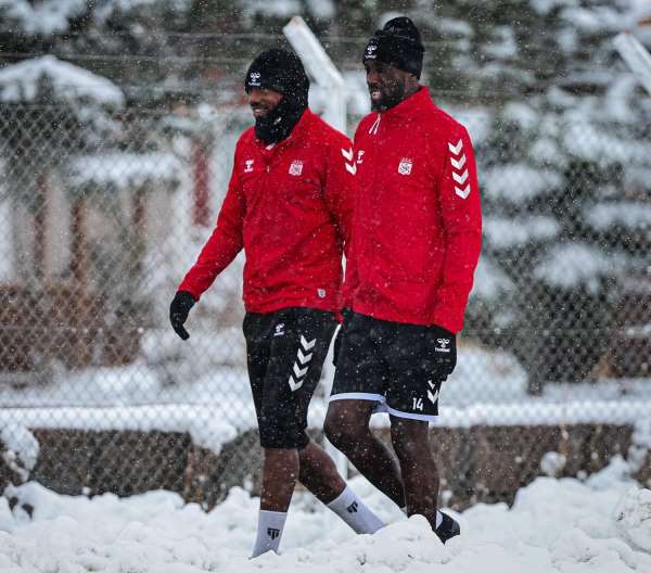 Sivasspor, kar altında çalıştı