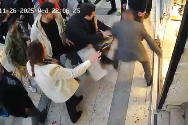 Bıçaklı saldırıya uğrayan kadını, esnaflar meyve kasalarıyla kurtardı