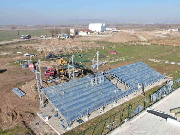 İnönü Spor Kompleksine çelik tribün yerleştiriliyor
