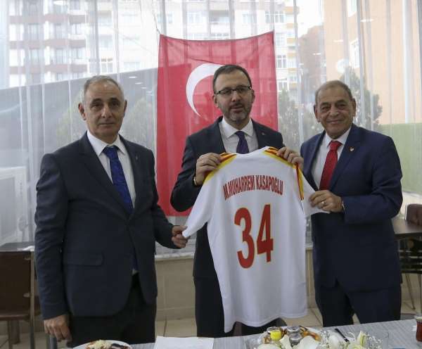 Bakan Kasapoğlu, Taksim Spor Kulübü'nü ziyaret etti 