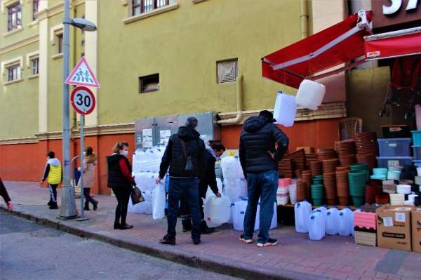 48 saatlik su kesintisinin yaşanacağı Kocaeli'de bidon satışları patladı 