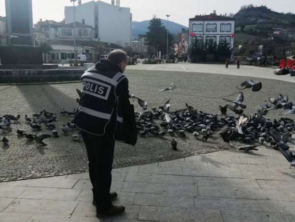 Alaçam'da aç kalan kuşlara polisler yem verdi 