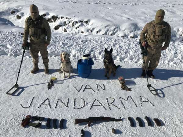Van'da PKK terör örüğüne ait silah ve mühimmat ele geçirildi