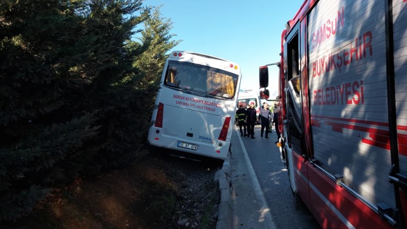 Lastiği patlayan midibüs refüje çıktı: 1 yaralı