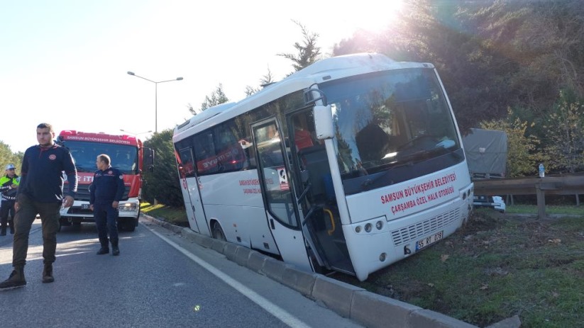 Lastiği patlayan midibüs refüje çıktı: 1 yaralı