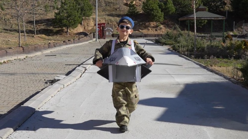 Minik Yusuf, Samsun'da TEKNOFEST'te gördü, milli muharip uçağı KAAN'ın maketini yaptı