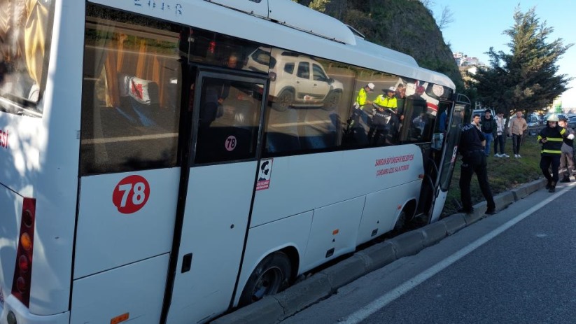 Lastiği patlayan midibüs refüje çıktı: 1 yaralı