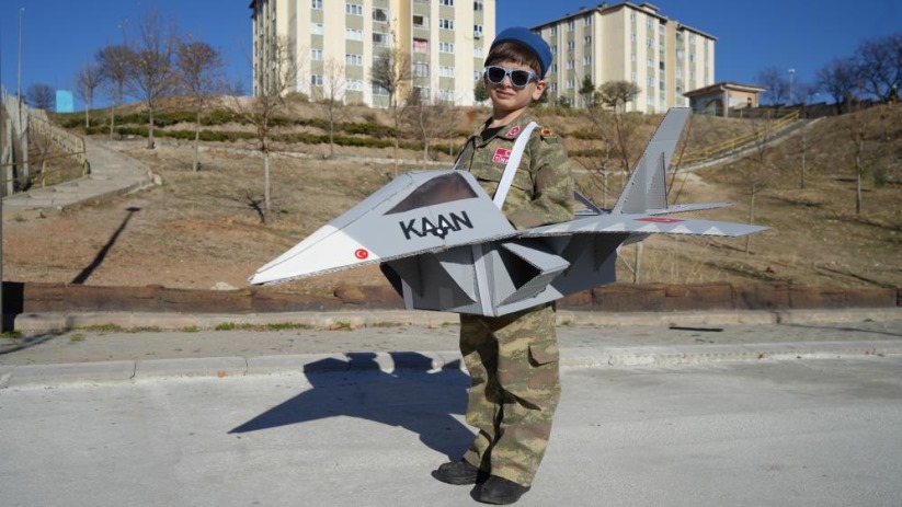 Minik Yusuf, Samsun'da TEKNOFEST'te gördü, milli muharip uçağı KAAN'ın maketini yaptı