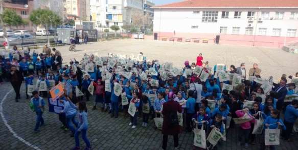 Atık pil getiren öğrenciye çevreci bez torba 