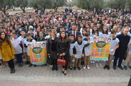 Çocuklar, okullarını ve çevresini temizledi 