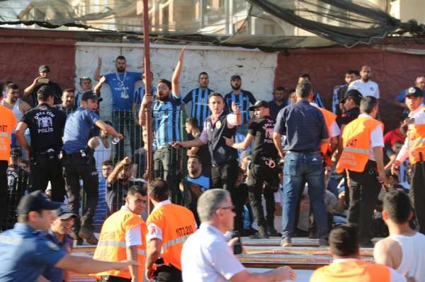 Hatayspor - Adana Demirspor maçının ardından saha karıştı 