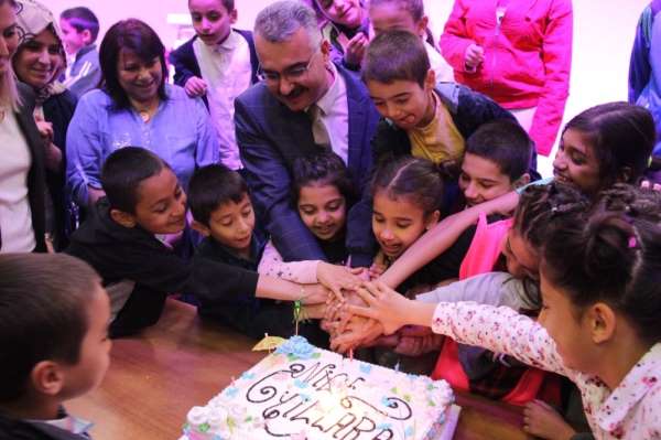 Ahlatcı, önce çocuklarla iftar yaptı, sonra pasta kesti