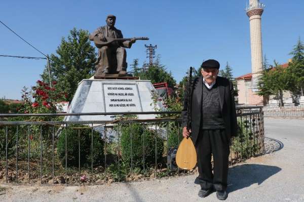 Hayranları köy meydanına yaşarken heykelini dikti 