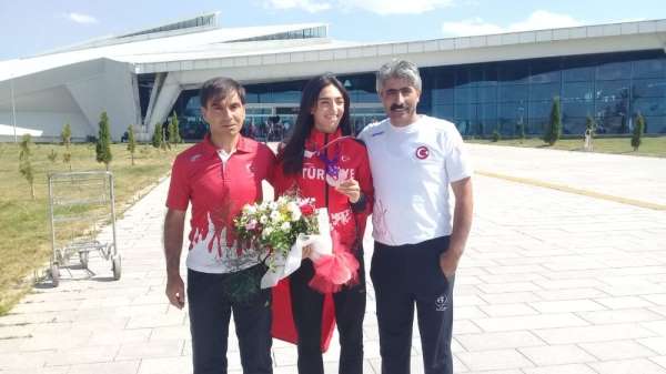 Avrupa 3'üncüsü Milli atlet Kars'ta çiçeklerle karşılandı 