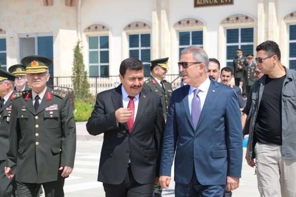Milli Savunma Bakanı Akar, 3'üncü Ordu Komutanlığı'nda ki devir teslim törenine 