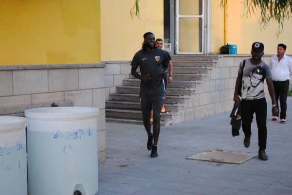 Adebayor, Kayserispor'da ilk antrenmanına çıktı 