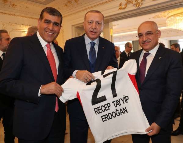 Cumhurbaşkanı Erdoğan'a 27 numaralı Gaziantep FK forması 