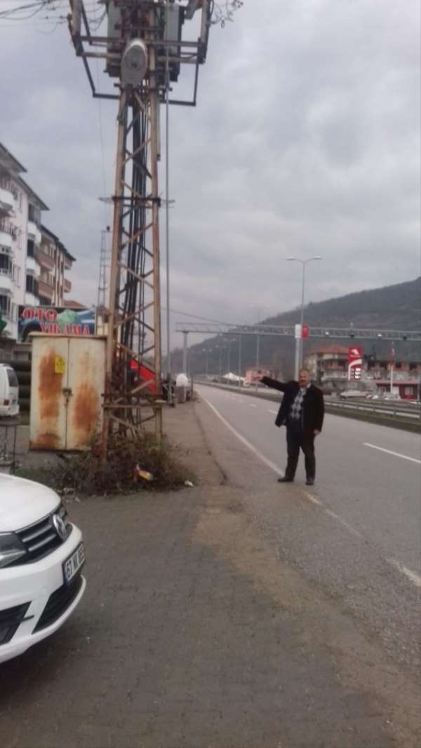 Yola yakın kurulan trafo kazaya davetiye çıkartıyor 