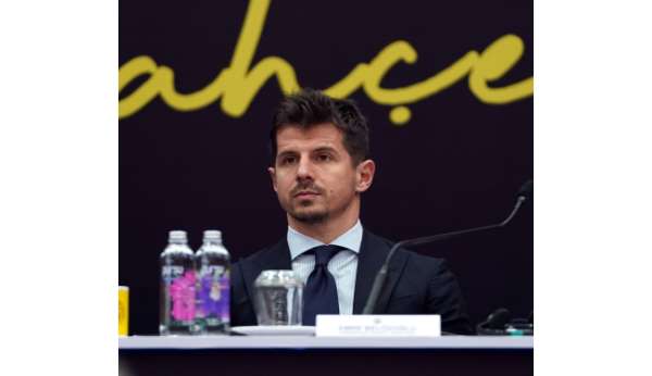 Fenerbahçe Sportif Direktörü Emre Belözoğlu: 'Renklerine bağlı olduğu Fenerbahçe'ye hoş geldin diyorum Mesut'a