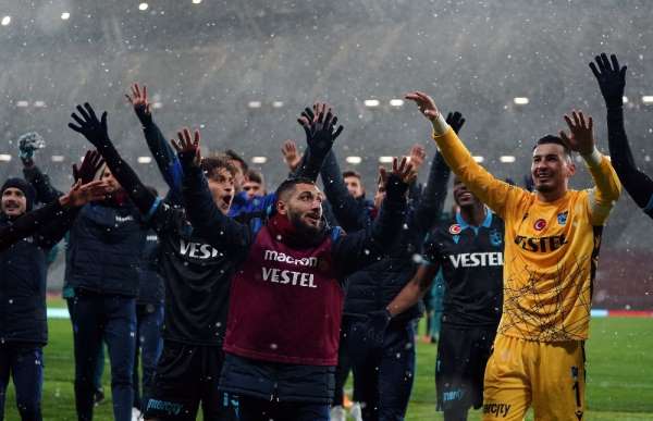 TFF Süper Kupa, Trabzonsporlu futbolcuların ellerinde havalandı 