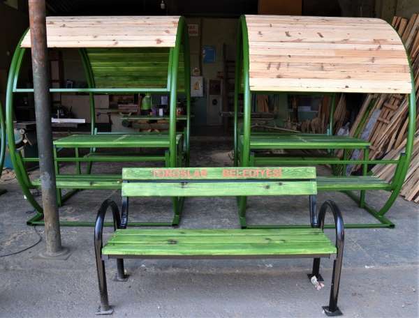 Toroslar Belediyesi, kent mobilyalarını kendi atölyesinde üretiyor 