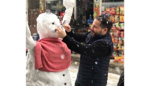 Kardan adama sokak ortasında 'sinekkaydı' tıraş