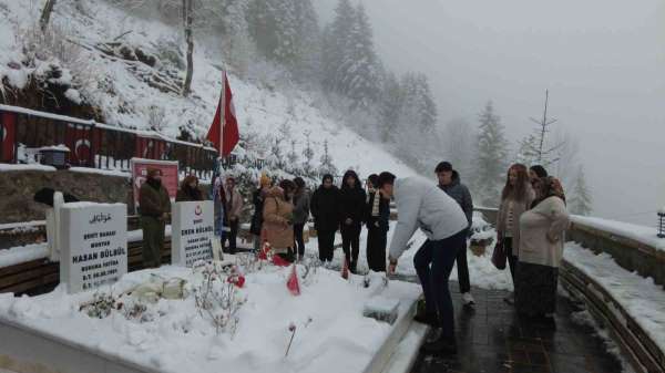 Kepsutlu öğrenciler Şehit Eren Bülbül'ü mezarı başında andı