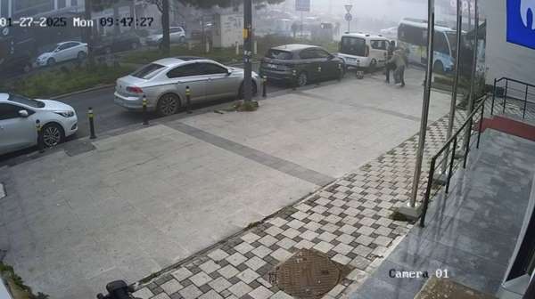 Kartal'da kuaföre dalan minibüsün kaza anı güvenlik kamerasına yansıdı