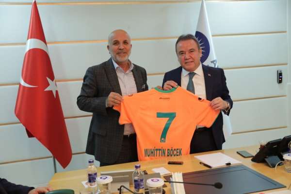 Başkan Böcek Alanyaspor ve taraftarı için marş yaptırdı 