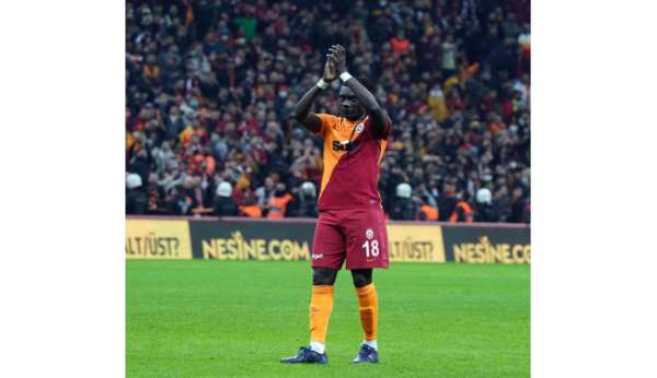 Bafetimbi Gomis 3. gol sevincini yaşadı