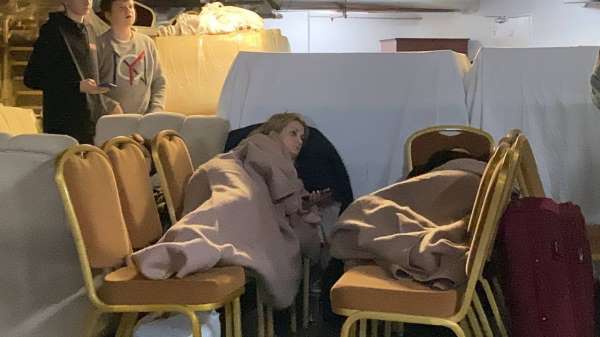 Kiev'de patlama tehlikesi üzerine otel müşterileri sığınaklara indirildi