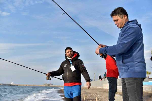 Mavi bayraklı Ağapark'ta oltalar yarıştı